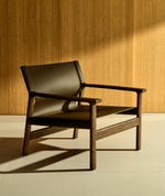 Кресло Jan из переработанной кожи темно-коричневого цвета и ясеня в ореховом цвете