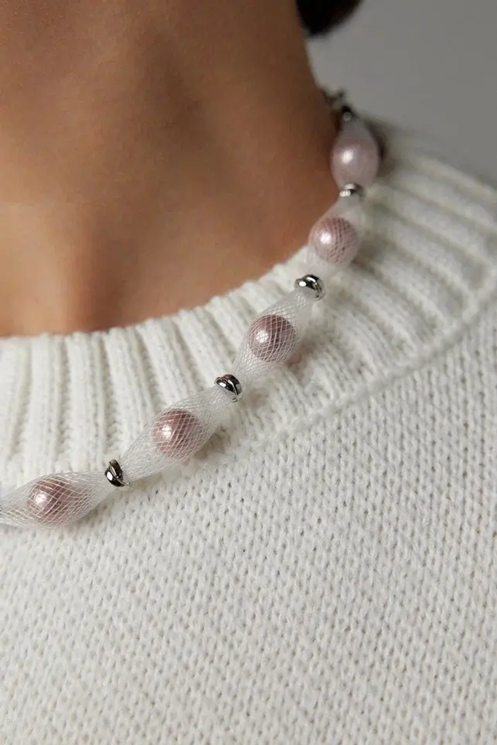 Колье из белой ювелирной сетки с розовым жемчугом, оттенок серебро
