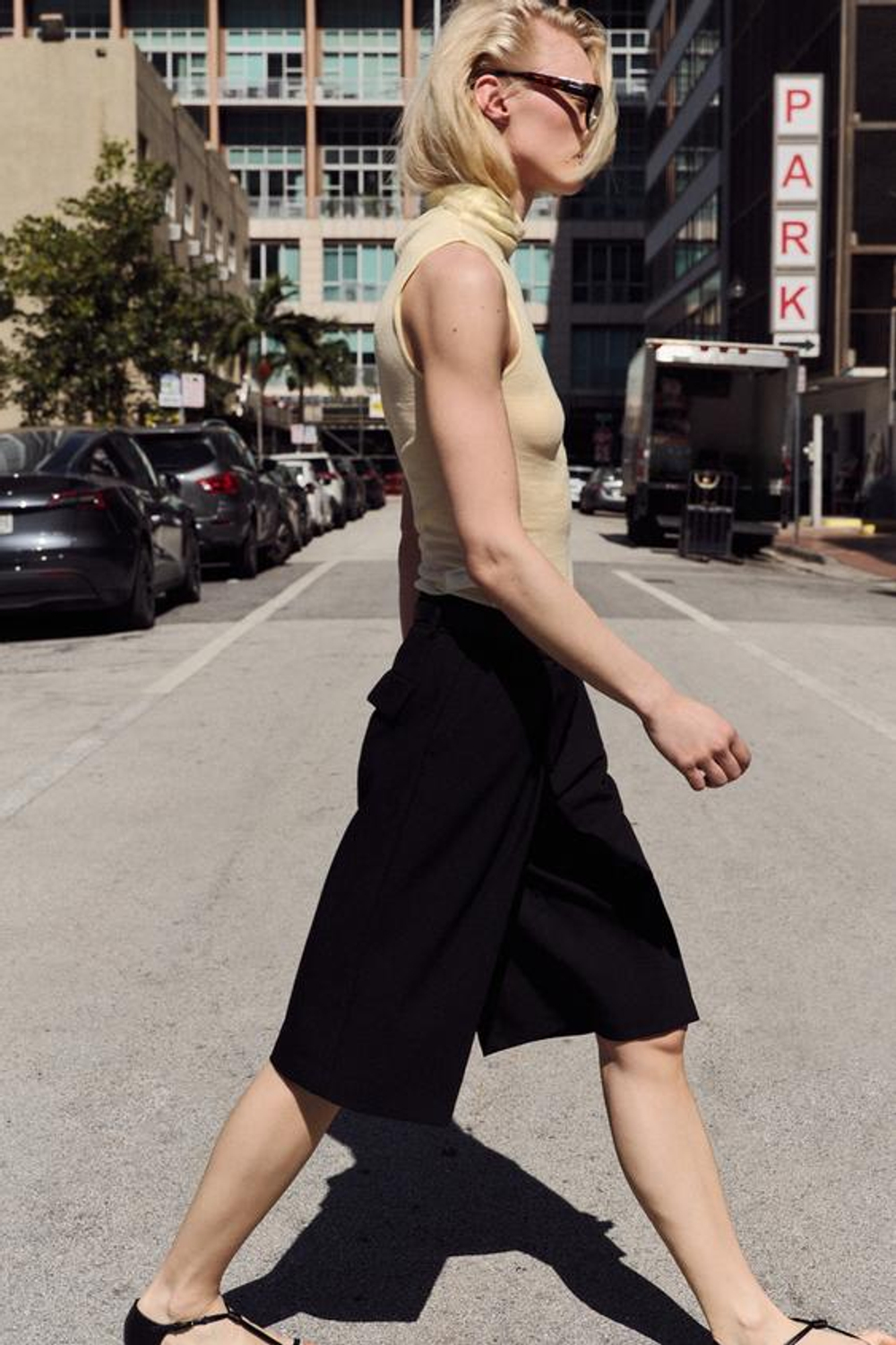 ZARA ДЛИННЫЕ БЕРМУДЫ С РЕМНЕМ, ЧЕРНЫЙ