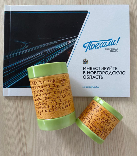 Набор из двух кружек, малая и большая, фарфоровые c берестой. Коллекция Onfim (Онфим) или Gramoty (Грамоты). 2 кружки без ручки, одной коллекции.