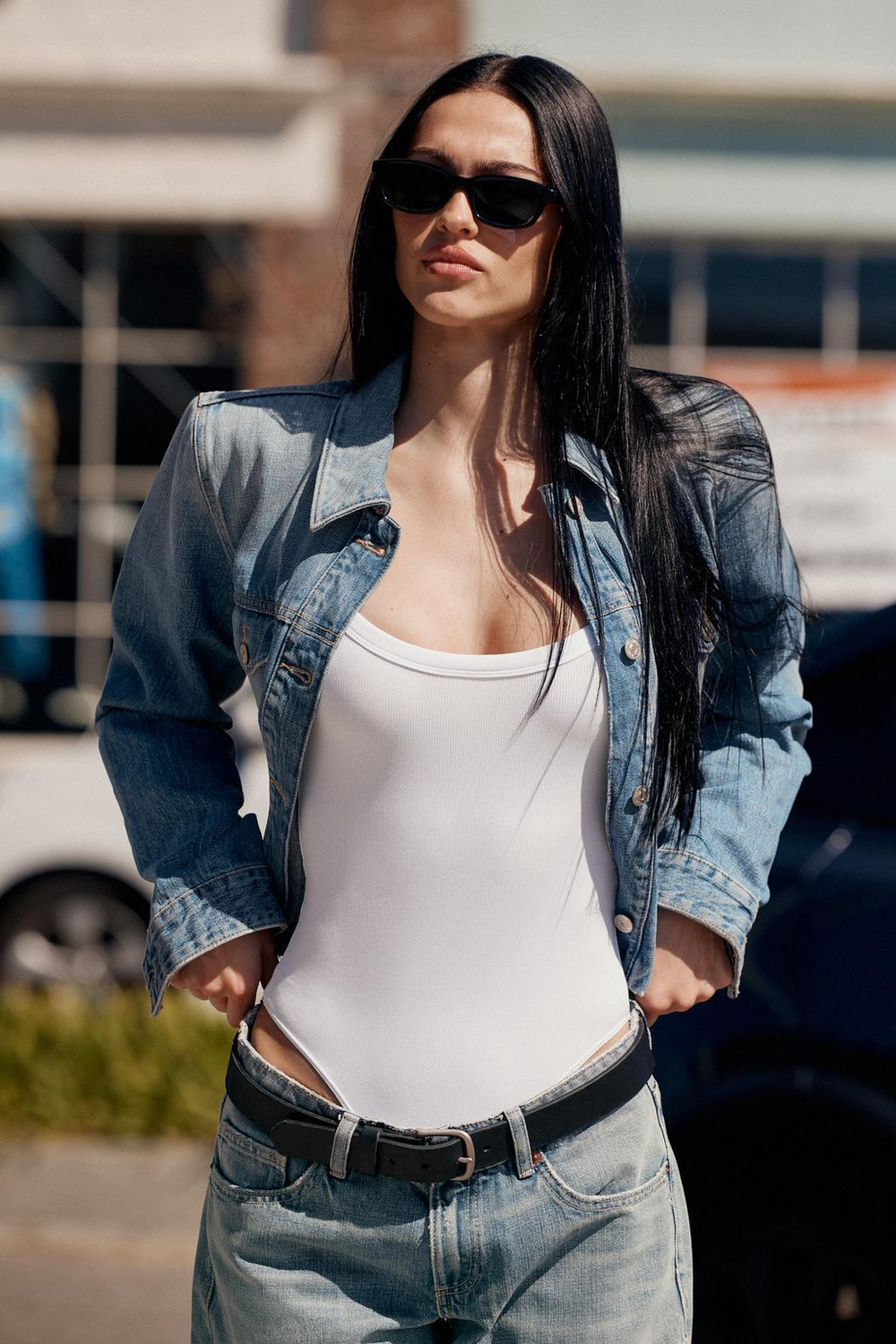 ZARA УКОРОЧЕННАЯ ДЖИНСОВАЯ КУРТКА TRF С ПОДПЛЕЧНИКАМИ, СИНИЙ