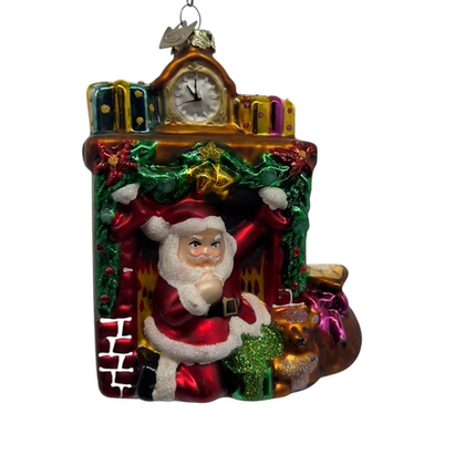 Игрушка Санта у камина