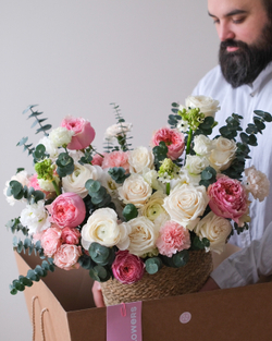 Большая корзина с нежными ранункулюсами, пионовидными розами Пинк Монстр и Плая Бланка