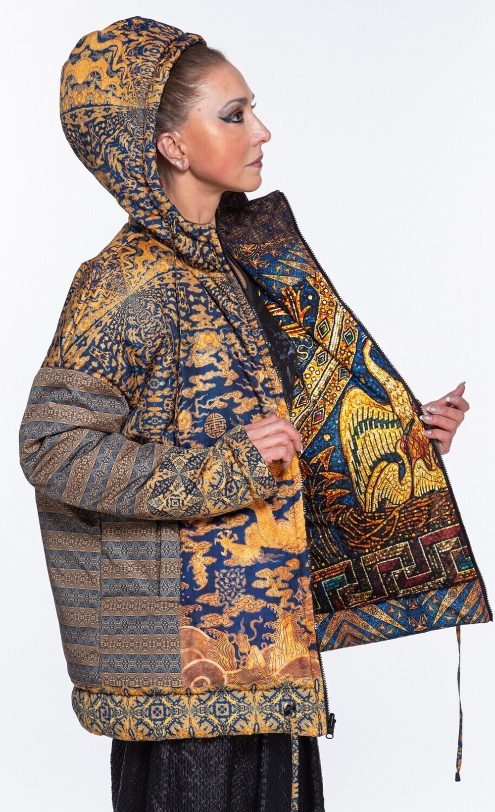 Двусторонняя куртка «Легенда», по мотивам фрагмента мозаики "Пеликан" в Ахенском соборе и рисунков китайского дракона.