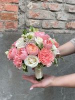 Свадебный букет из кустовых пионовидных роз, одноголовых роз, диантусов и озотамнуса