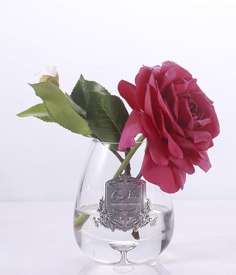 Роза чайная красная в прозрачной вазе, Cote Noire