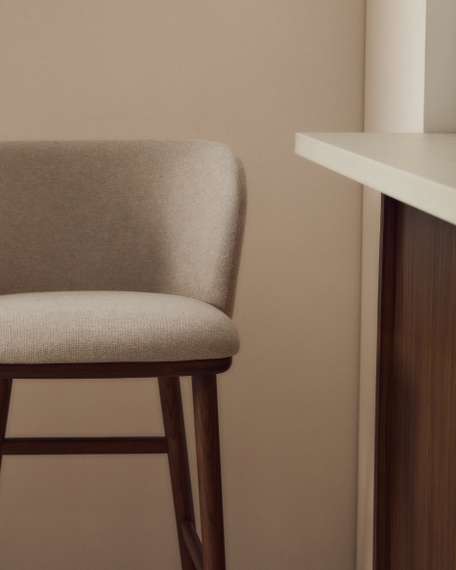 Барный стул Ciselia из бежевого шенилла с ножками из ясеня в отделке орех