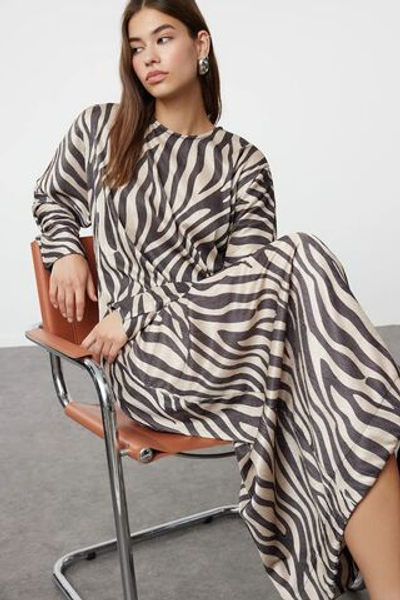 Бежевое трикотажное платье с рисунком зебры TCTSS24EB00284