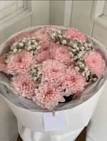 Авторский букет из персиковой хризантемы и белой гипсофилы