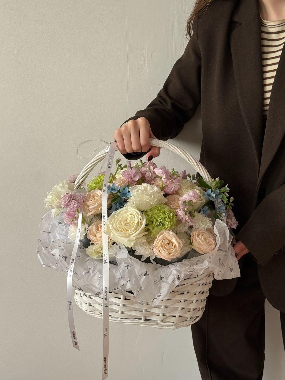 Корзнина из кустовых пионовидных роз, оксипеталума, маттиолы, диантусов, лизиантуса и хризантемы