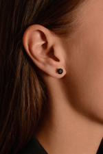 Серебряные серьги-пусеты с черным фианитом 6 мм