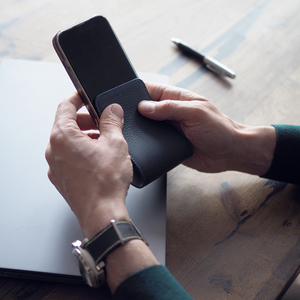 Чехол для iPhone 15 из кожи теленка, синего цвета