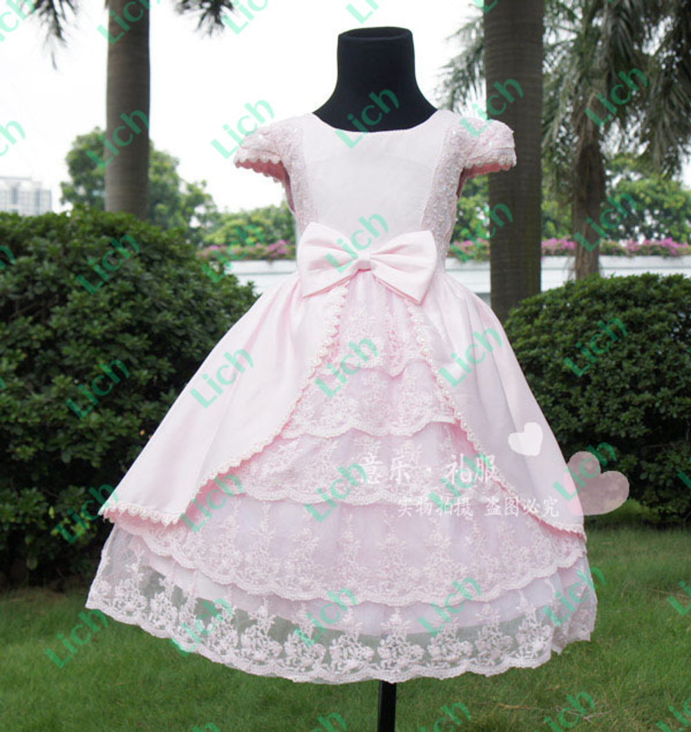 Платье детское с многослойной юбкой из кружева