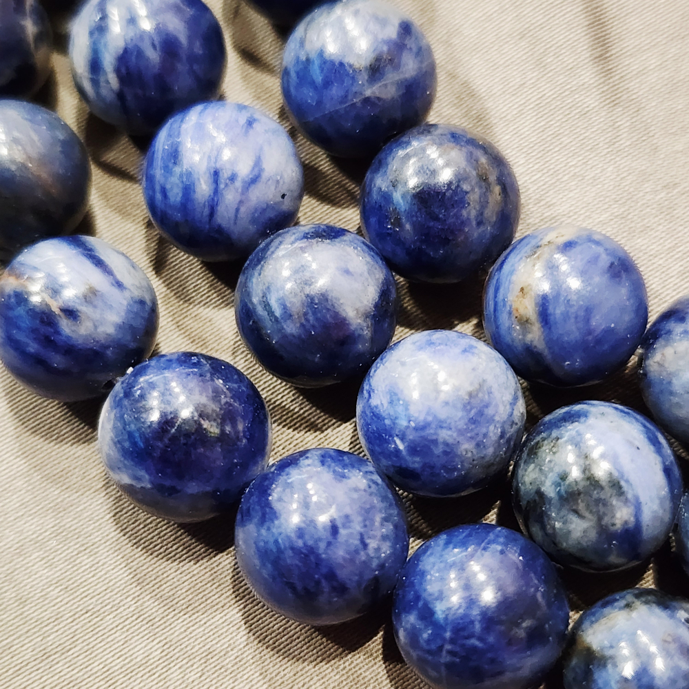 Содалит, яркий, шар 10мм, цена за нить 9.5см (1/4)