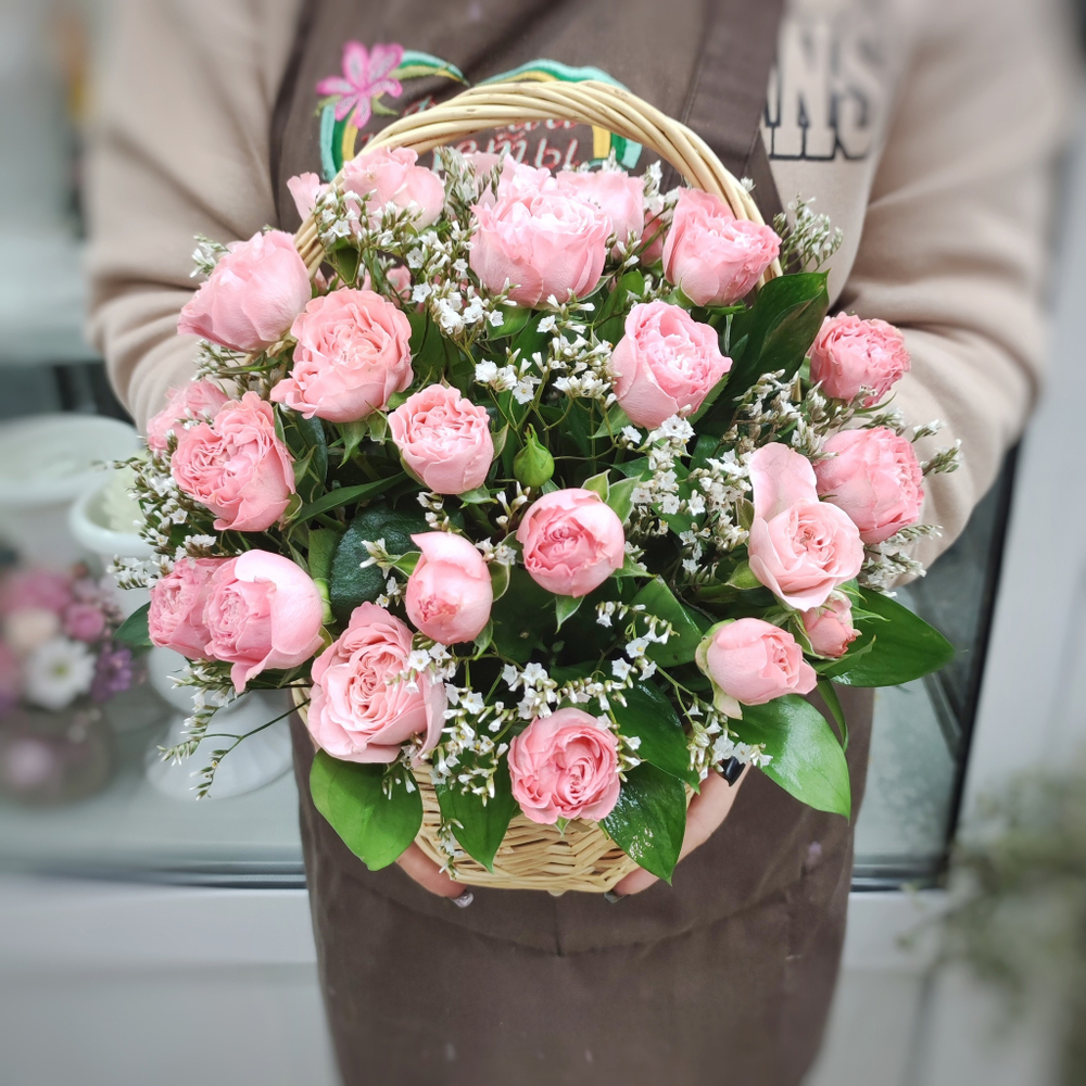 Корзина с кустовыми пионовидными розами "Madam Bombastic"