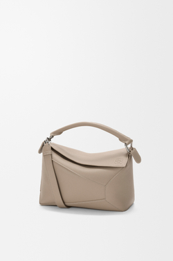 Loewe Маленькая сумка Puzzle Edge из мягкой зернистой телячьей кожи, цвет глины