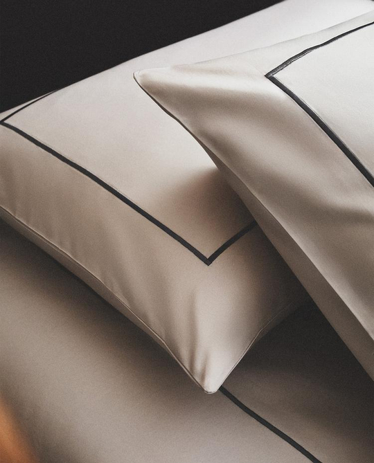 ZARA HOME НАВОЛОЧКА ИЗ САТИНА С ОКАНТОВКОЙ, СЕРЫЙ