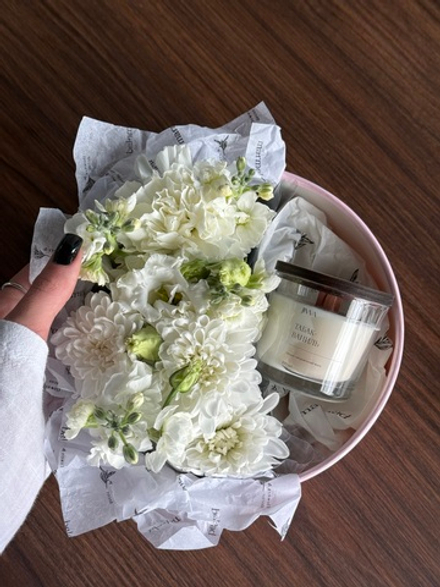 Цветочная композиция в коробке+свеча 100 мл