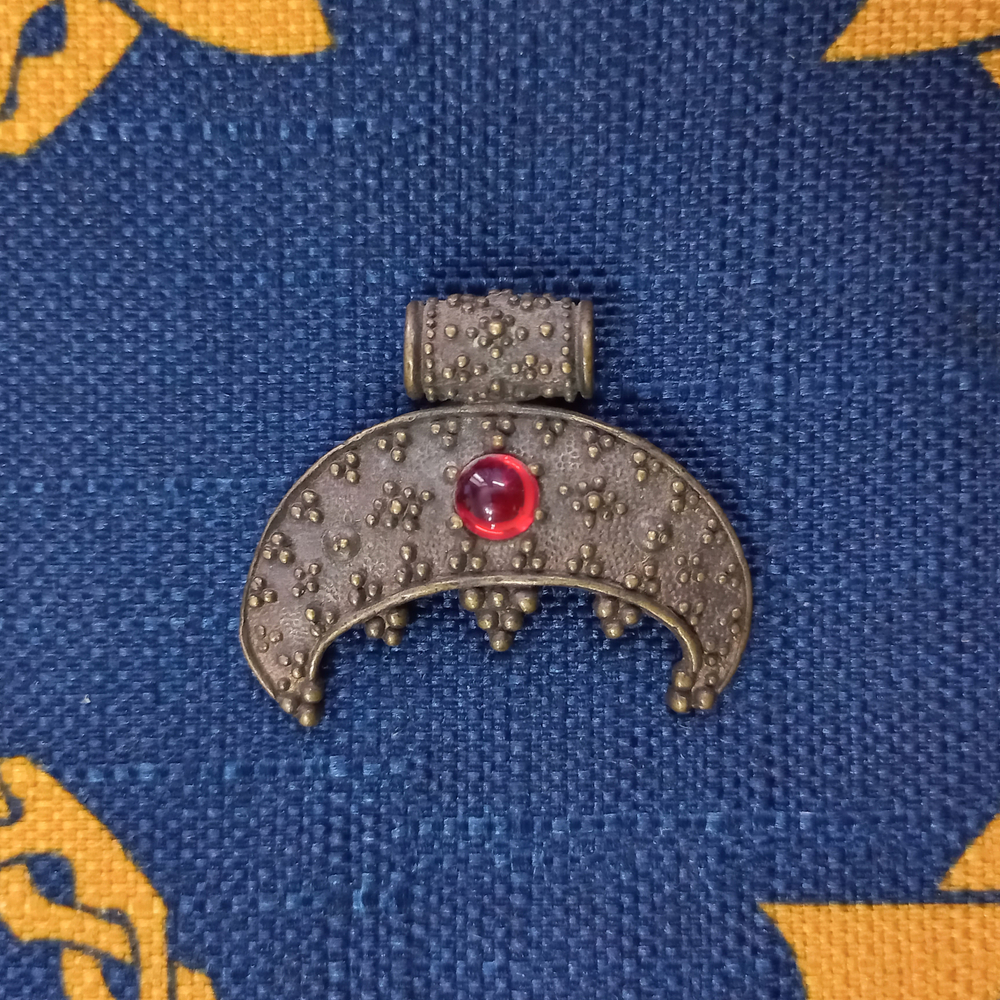 Лунница зернёная с камнем "зубастая"