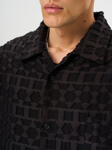 Черная рубашка с фактурным узором