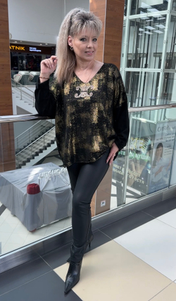 Черный джемпер-туника с блестящим напылением и эмблемой