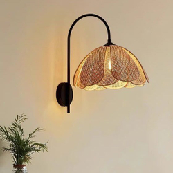 Настенный светильник с абажуром из ротанга создаёт мягкое тёплое освещение и уютную атмосферу.