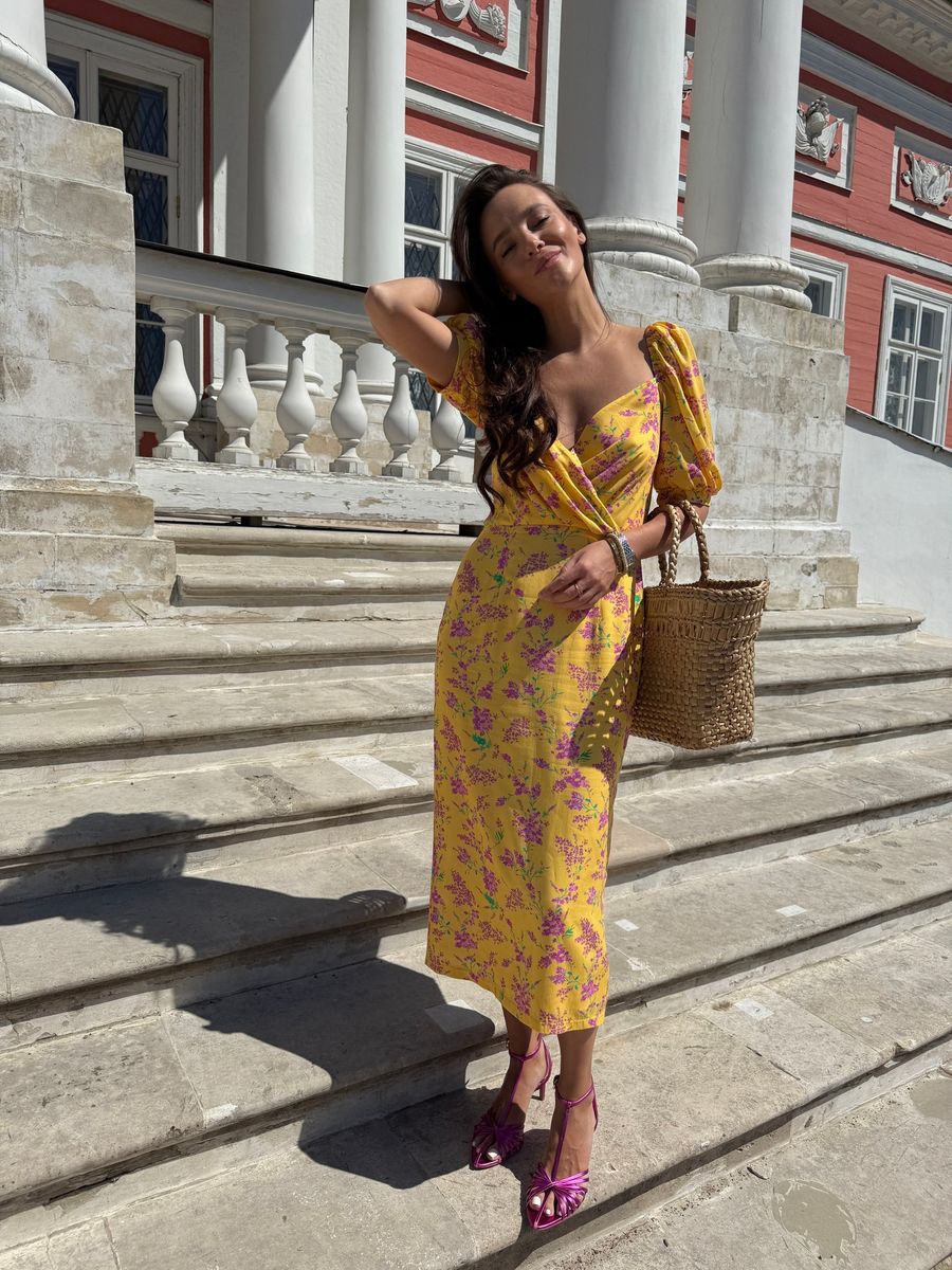 Платье из вискозы с драпированным лифом желтое