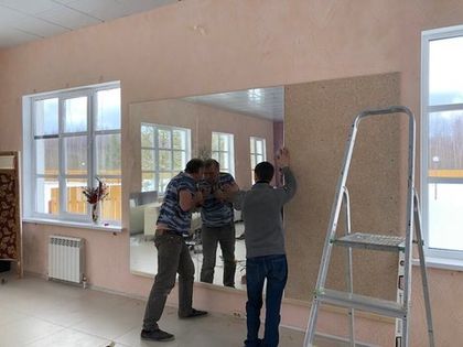 В Общественном центре «Романовского Парка» монтируются зеркала для спортивных занятий