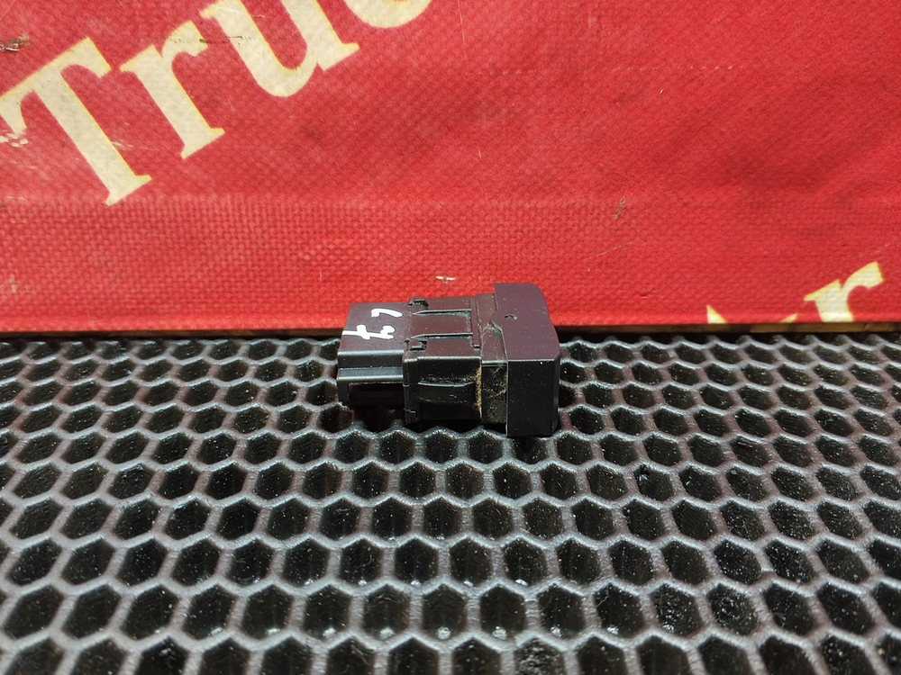 Кнопка стеклоподъемника левого