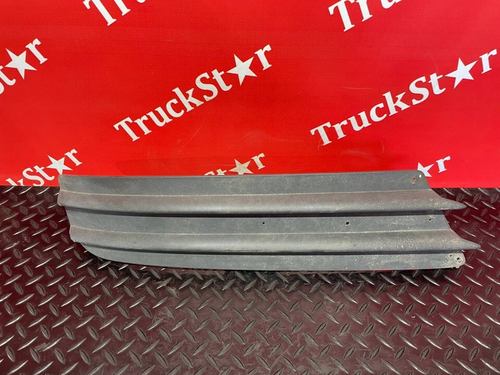 Заглушка бампера правая