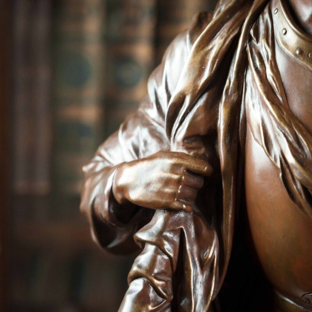 Бронзовая скульптура «LE PORTE-ÉTENDARD» («Знаменосец»)