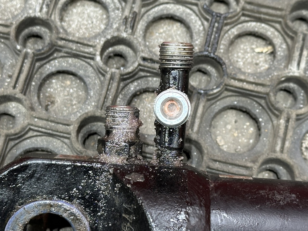 Цилиндр подъема кабины 2023г