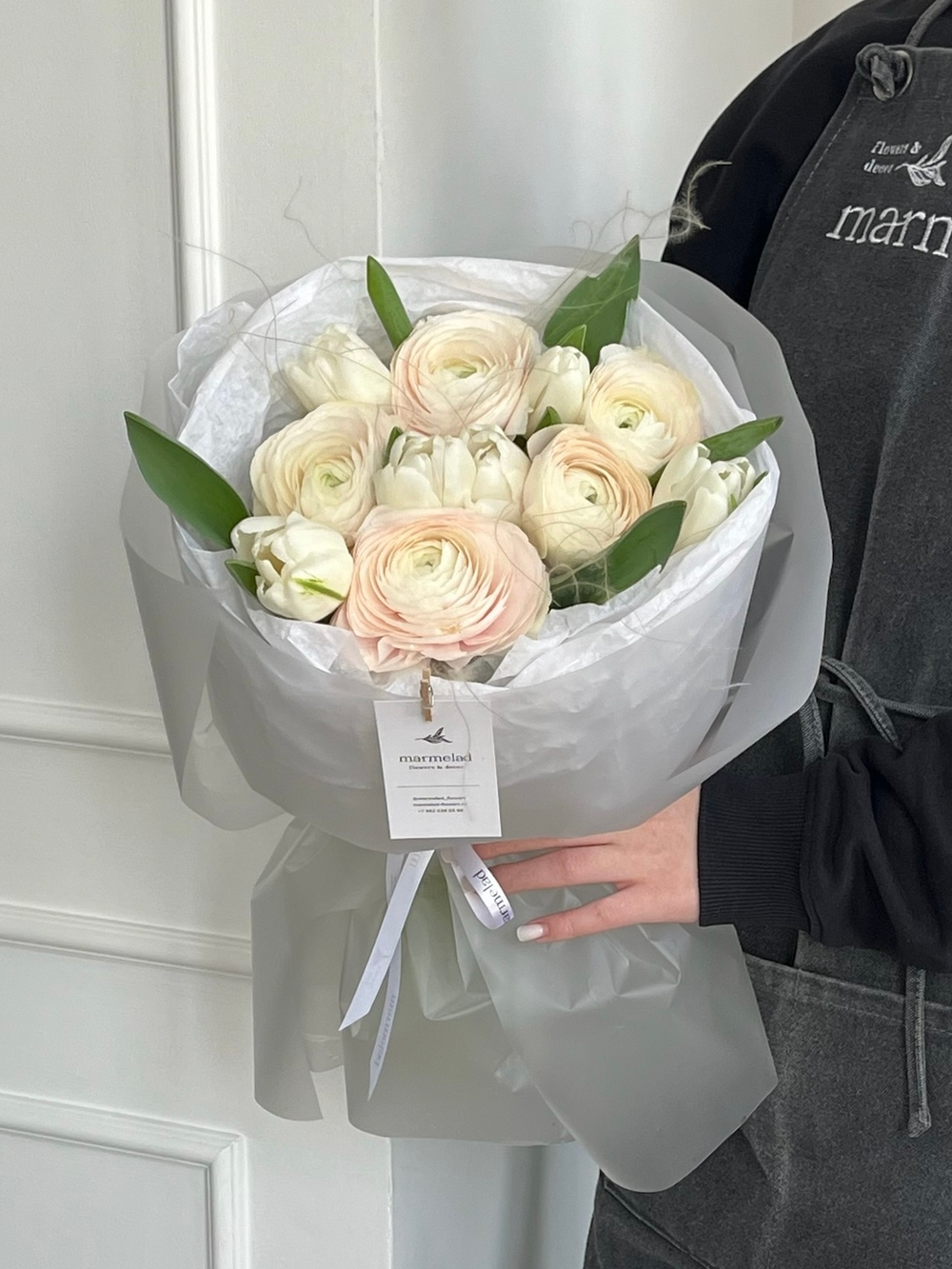 Букет сборный с ранункулюсами и белыми тюльпанами