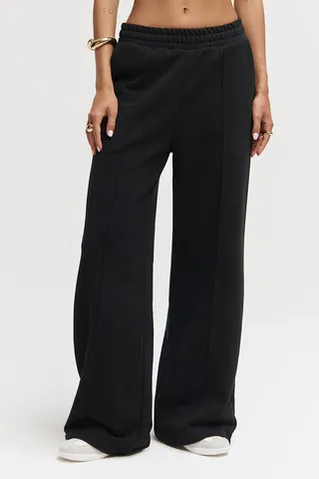 Брюки клеш со стрелкой черного цвета