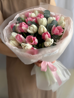 Весеннее сочетание белых, розовых тюльпанов и эвкалипта в объемном оформлении от Флора Маркет