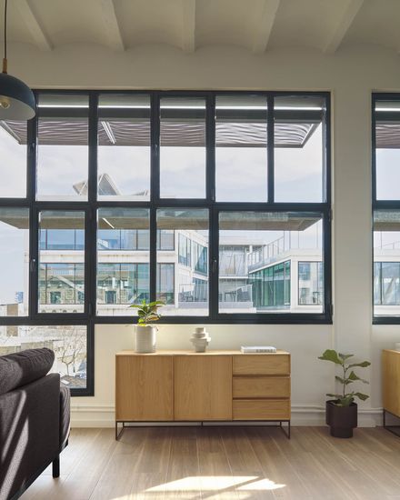 Буфет Taiana с дубовым шпоном и стальной рамой 160 x 78 см