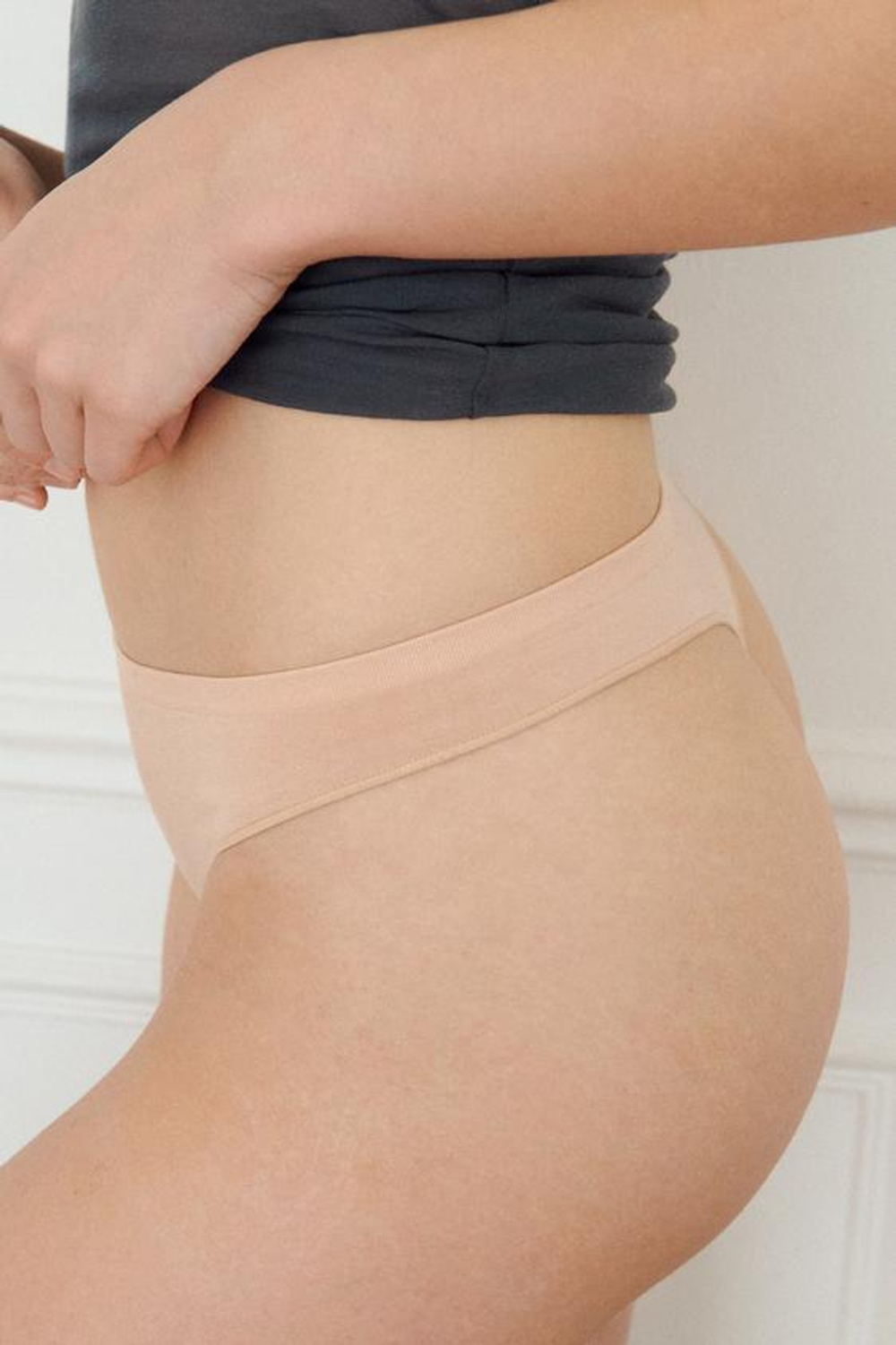 ZARA БЕСШОВНЫЕ ТРУСЫ-ТАНГА, БЕЖЕВЫЙ