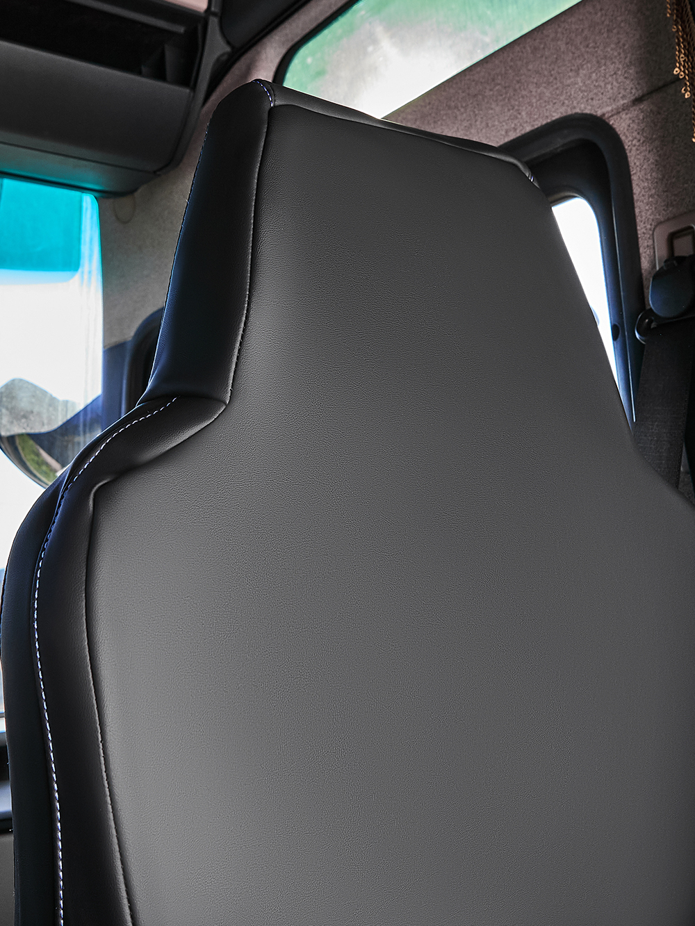 Чехлы Люкс MAN TGX до 2021 года (экокожа, черный, синяя вставка)