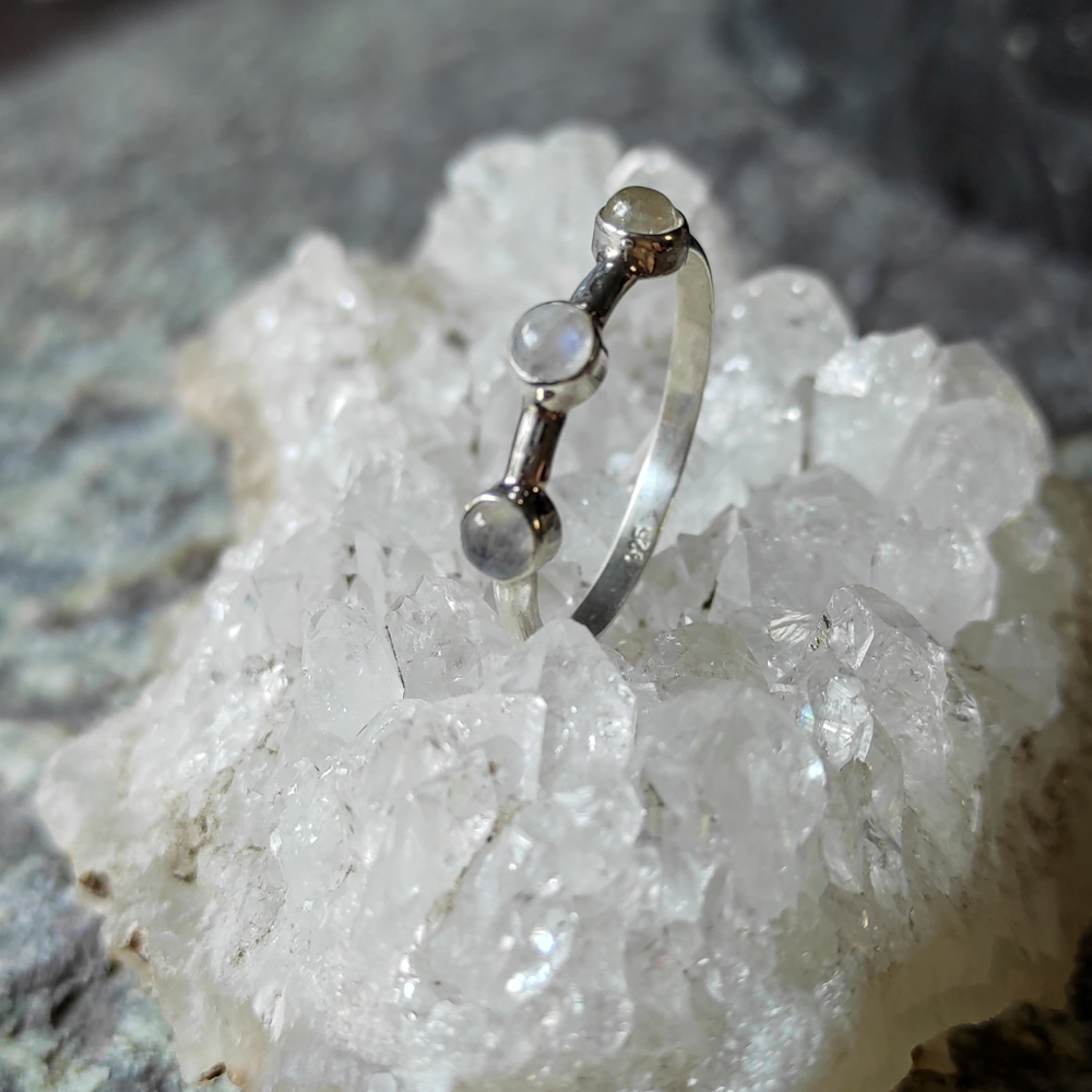 Кольцо ПАРАД ПЛАНЕТ-2, серебро/лунный камень