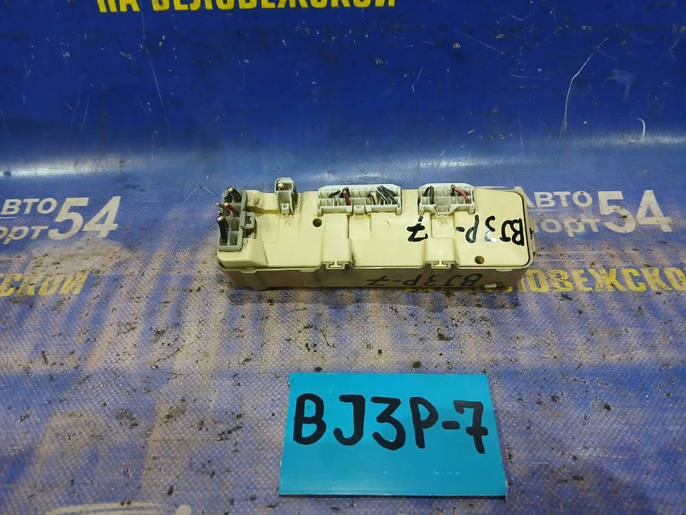 Блок предохранителей салонный MAZDA FAMILIA 2001