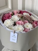 Букет сборный из кустовой пионовидной розы, хризантемы и озотамнуса