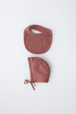 ZARA КОМПЛЕКТ ИЗ ЧЕПЧИКА И НАГРУДНИКА, МАЛИНОВЫЙ