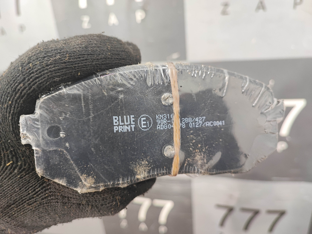 Колодки тормозные передние Kia Sportage 3 Новые ADG04278