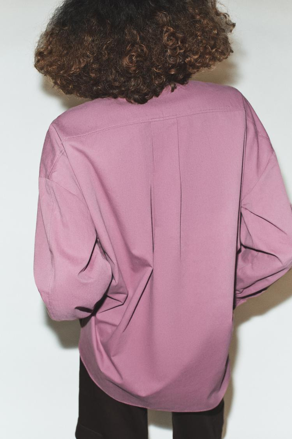 ZARA РУБАШКА ОВЕРСАЙЗ С ВОРОТНИКОМ-СТОЙКОЙ, ЦВЕТ МАЛЬВЫ