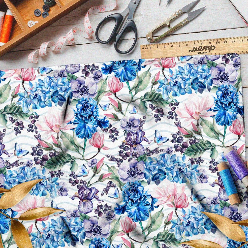 Ткань штапель разноцветные ирисы и смородина на белом фоне