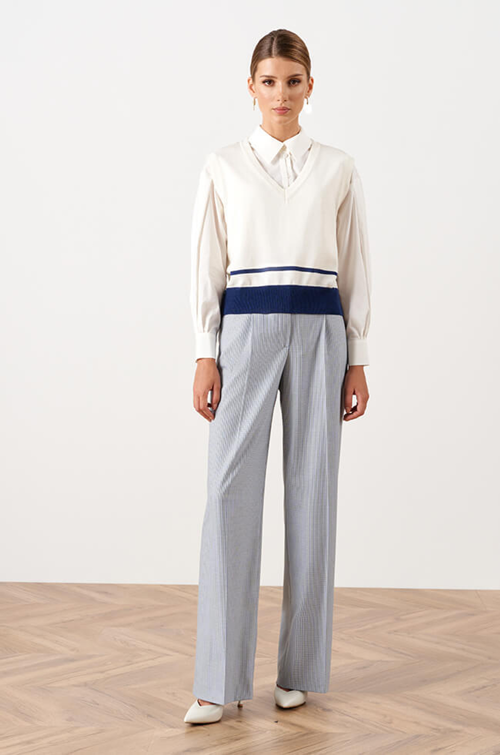 23052 Жилет женский (молочный / синий)