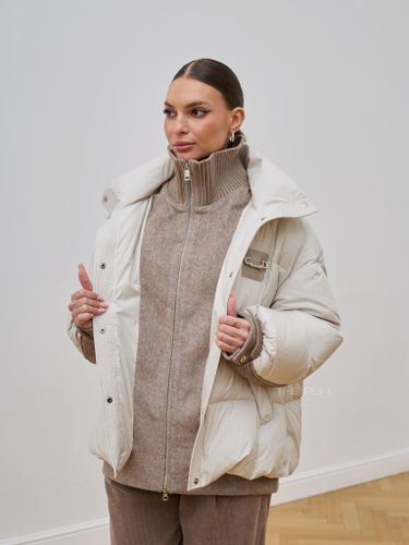 Короткий бежевый пуховик с шерстяными вставками