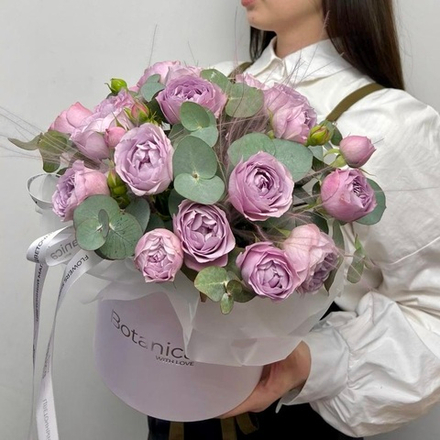 Лавандовая шляпная коробка с пионовидными розами лаванда Баблз 2607202550