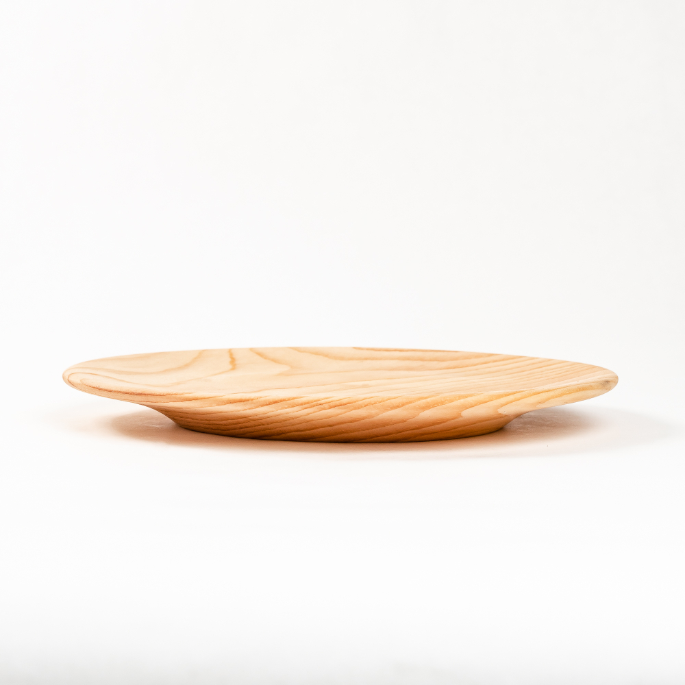 Деревянная плоская тарелка из древесины сибирского кедра. T184