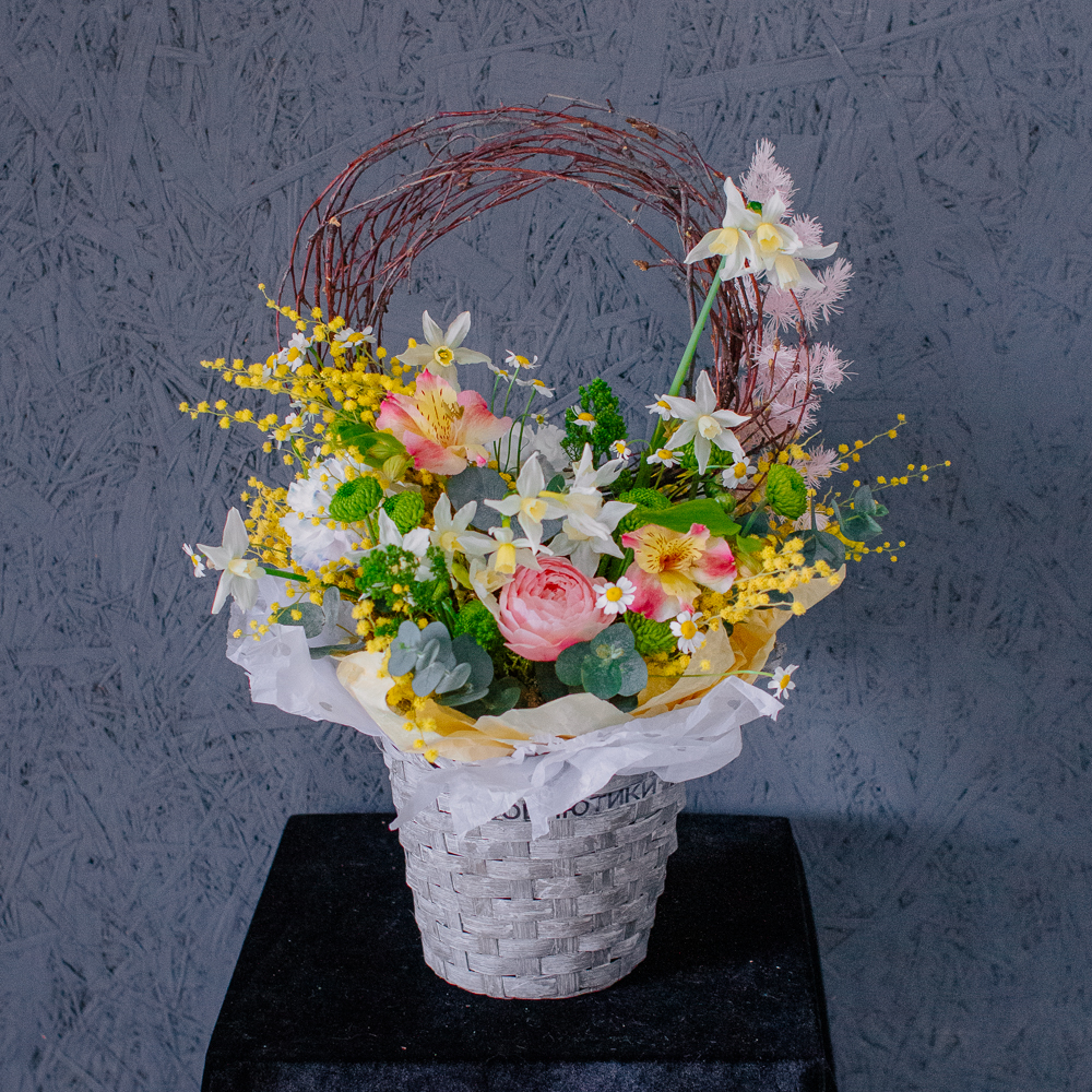164. Весенняя уютная корзинка с нарциссами и мимозой